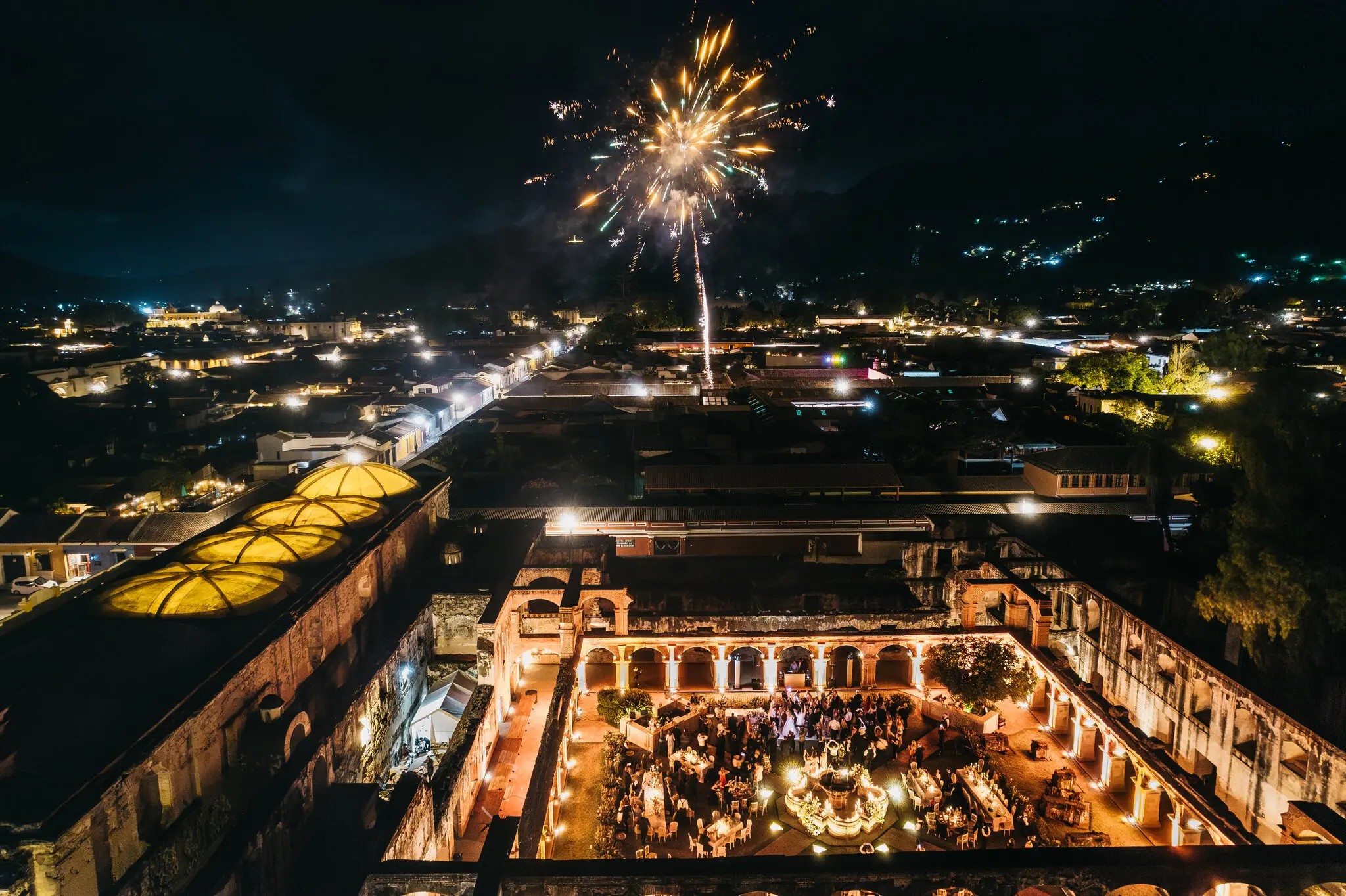 Епічне весілля в Гватемалі: стародавні руїни, вулкан і незабутні миті кохання